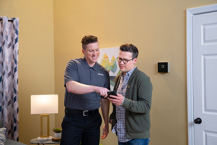 arcoaire-dealer-showing-man-smart-thermostats
