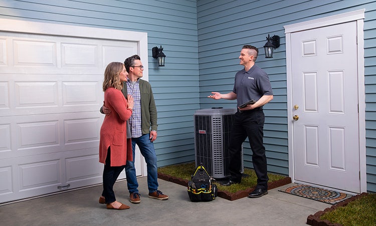 arcoaire-ductless-dealer-talking-to-homeowner