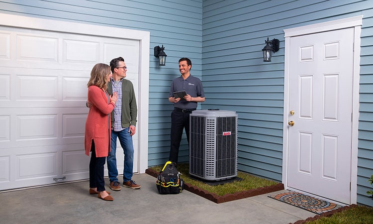 arcoaire-dealer-talking-to-homeowner-about-financing