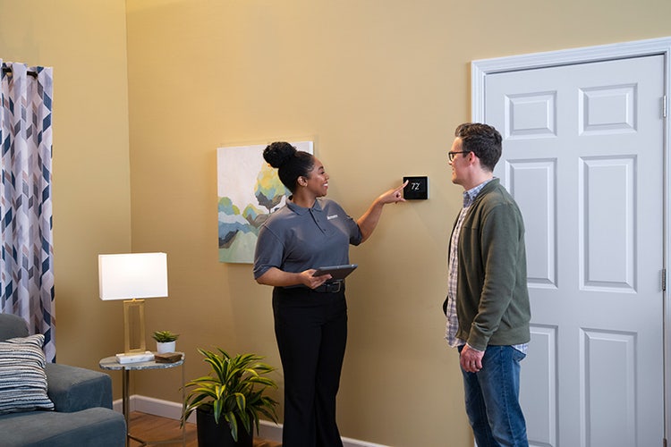 arcoaire-dealer-telling-homeowner-about-brand-reliability